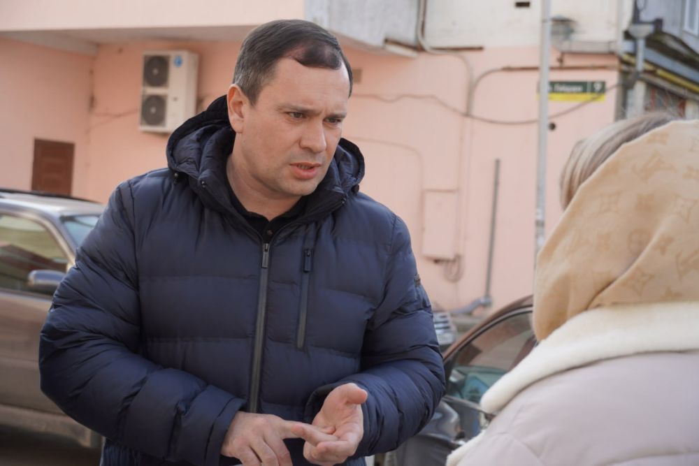 Глава администрации Керчи Олег КАТОРГИН провел встречу с жителями дома №3Б по ул. Горького по вопросу предстоящего благоустройства Глава администрации Керчи Олег КАТОРГИН провел встречу с жителями дома №3Б по ул. Горького по вопросу предстоящего благоустройства
