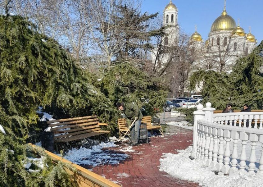 В парках и скверах Симферополя продолжается устранение последствий снегопада В парках и скверах Симферополя продолжается устранение последствий снегопада