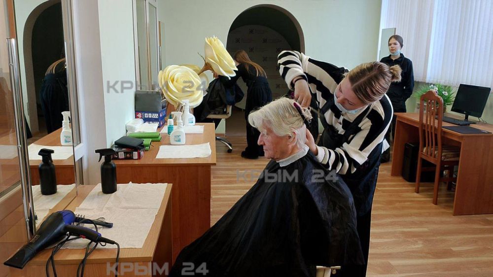 Студенты Севастопольского профессионального художественного колледжа сделали прически подопечным Севастопольского дома-интерната для престарелых и инвалидов Студенты Севастопольского профессионального художественного колледжа сделали прически подопечным Севастопольского дома-интерната для престарелых и инвалидов