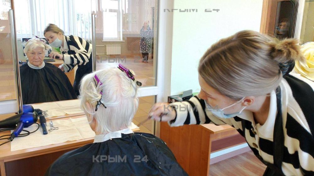 Студенты Севастопольского профессионального художественного колледжа сделали прически подопечным Севастопольского дома-интерната для престарелых и инвалидов Студенты Севастопольского профессионального художественного колледжа сделали прически подопечным Севастопольского дома-интерната для престарелых и инвалидов