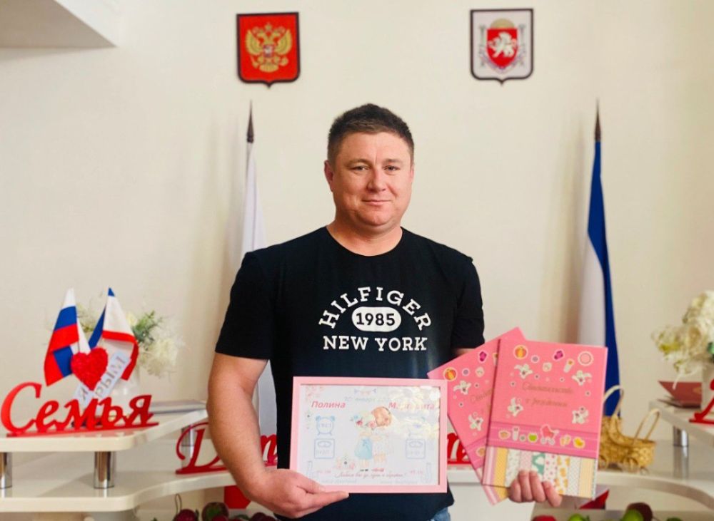 В Евпаторийском городском отделе ЗАГС проводили торжественный обряд имянаречения двойни, ставшей 99 и 100 детьми, рождение которых зарегистрировано в городе Евпатории с начала 2025 года В Евпаторийском городском отделе ЗАГС проводили торжественный обряд имянаречения двойни, ставшей 99 и 100 детьми, рождение которых зарегистрировано в городе Евпатории с начала 2025 года
