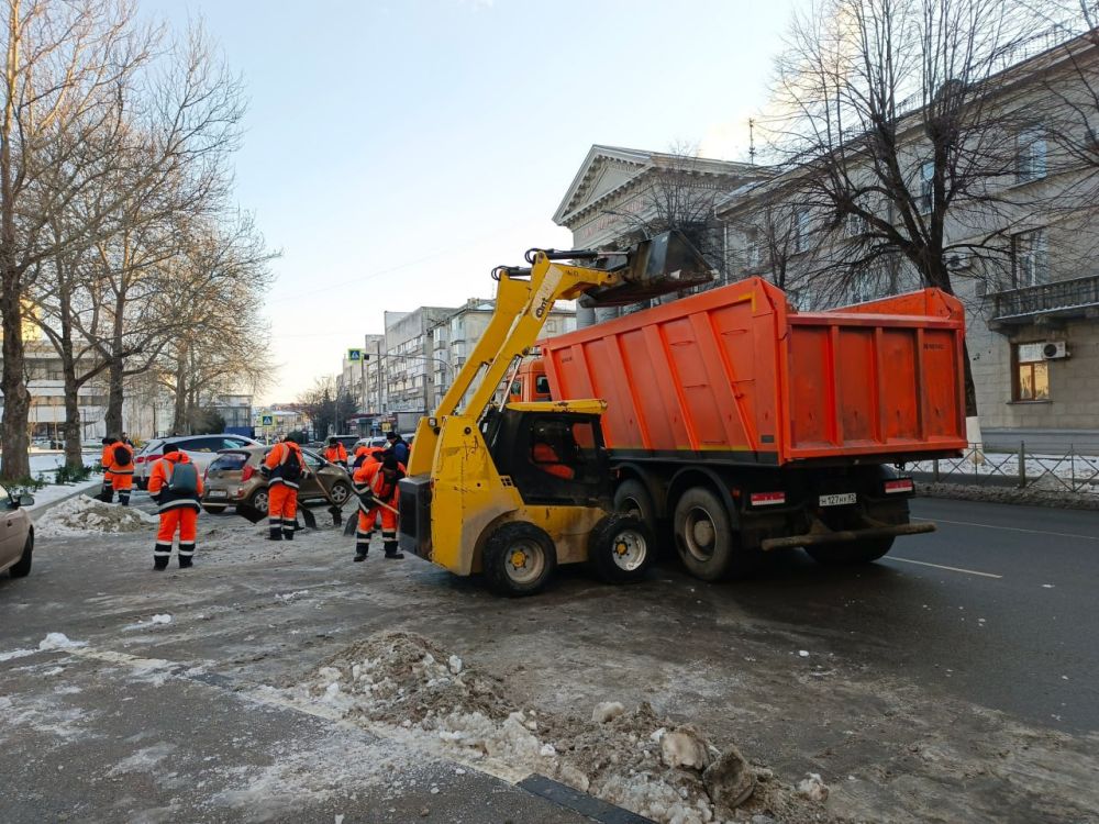 В крымской столице сотрудники МБУ «Город» и работники подрядных организаций осуществляют работы по сбору и вывозу снега, а также противогололедной обработке проезжей части улиц и пешеходных коммуникаций В крымской столице сотрудники МБУ «Город» и работники подрядных организаций осуществляют работы по сбору и вывозу снега, а также противогололедной обработке проезжей части улиц и пешеходных коммуникаций