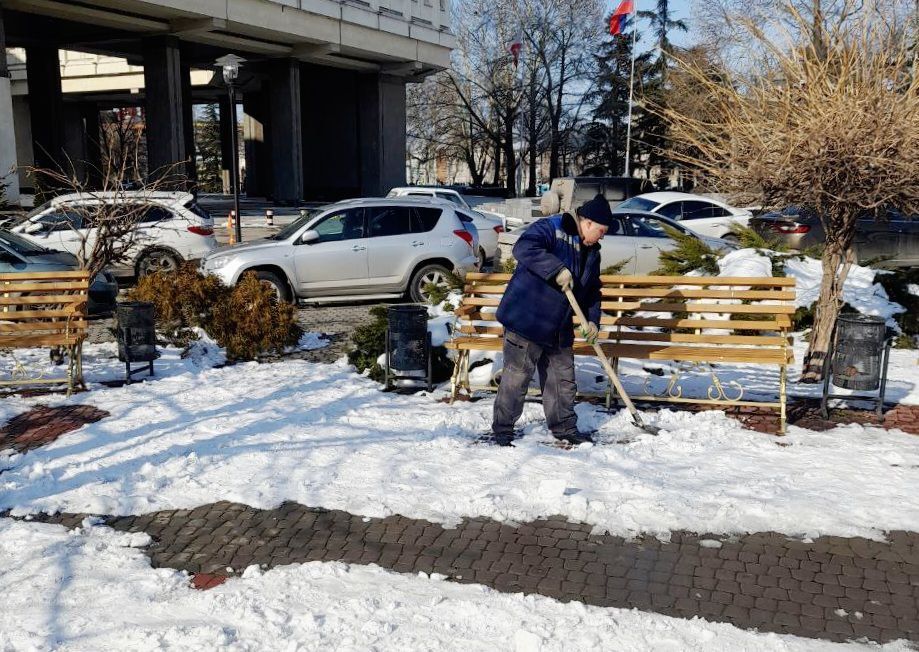 В парках и скверах Симферополя продолжается устранение последствий снегопада В парках и скверах Симферополя продолжается устранение последствий снегопада