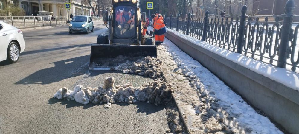 В Симферополе активно продолжаются работы по очистке улично-дорожной сети В Симферополе активно продолжаются работы по очистке улично-дорожной сети