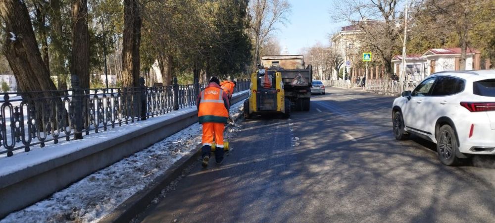 В Симферополе активно продолжаются работы по очистке улично-дорожной сети В Симферополе активно продолжаются работы по очистке улично-дорожной сети