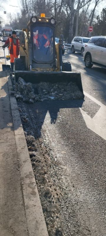 В Симферополе активно продолжаются работы по очистке улично-дорожной сети В Симферополе активно продолжаются работы по очистке улично-дорожной сети