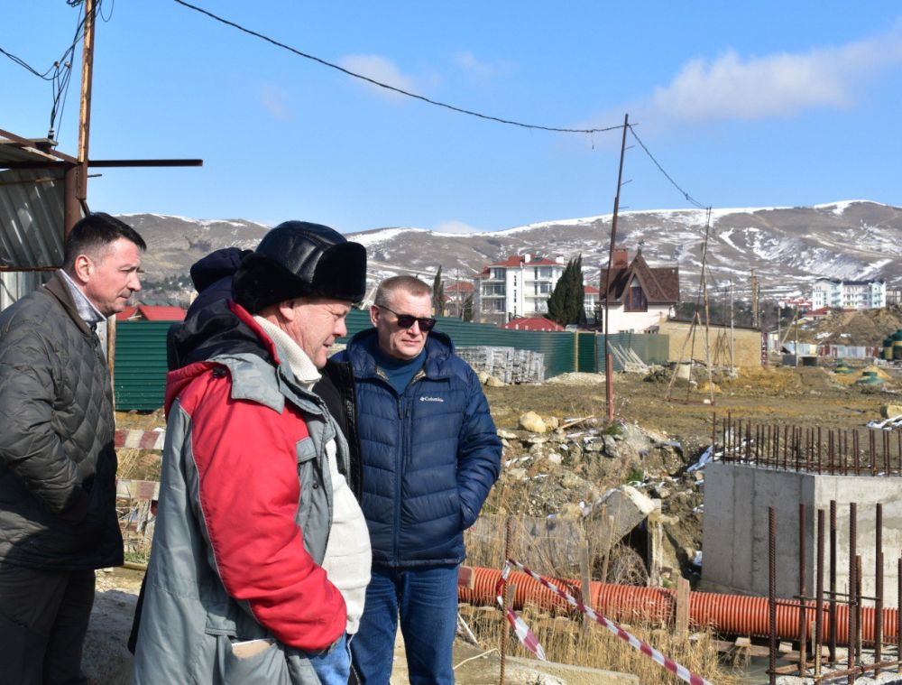 Провел рабочие совещания на объектах Минстроя Крыма – «Строительство общеобразовательной школы в микрорайоне Челноковского массива в г. Феодосия на 800 мест» и «Реконструкция набережной в пгт. Коктебель, г. Феодосия... Провел рабочие совещания на объектах Минстроя Крыма – «Строительство общеобразовательной школы в микрорайоне Челноковского массива в г. Феодосия на 800 мест» и «Реконструкция набережной в пгт. Коктебель, г. Феодосия...