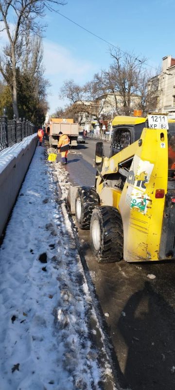 В Симферополе активно продолжаются работы по очистке улично-дорожной сети В Симферополе активно продолжаются работы по очистке улично-дорожной сети