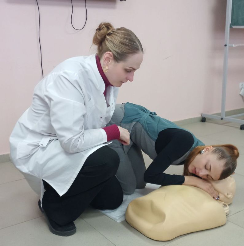 Преподаватели Ялтинского медколледжа провели мастер-класс по оказанию первой помощи для школьников Преподаватели Ялтинского медколледжа провели мастер-класс по оказанию первой помощи для школьников