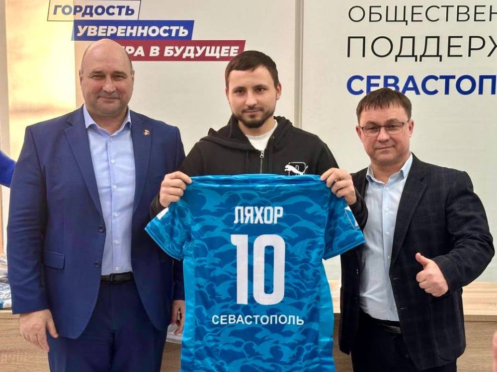 Владимир Немцев: В Штабе общественной поддержки передали спортивную форму команде ФКГ Севастополя (футбольный клуб глухих) Владимир Немцев: В Штабе общественной поддержки передали спортивную форму команде ФКГ Севастополя (футбольный клуб глухих)