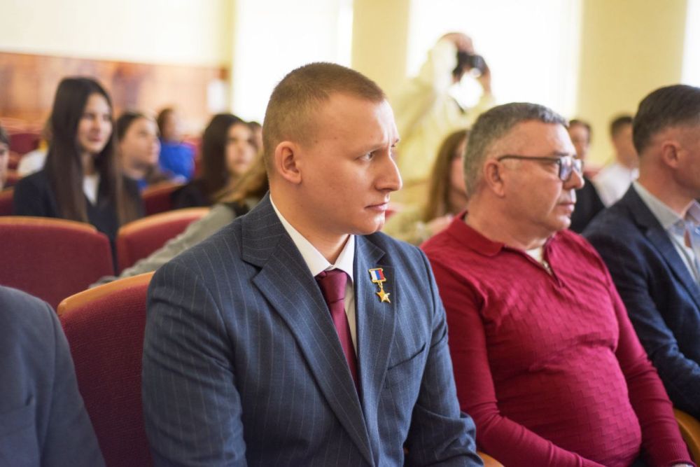 Говорим с Героем. 13 февраля, в рамках цикла муниципальных встреч «Говорим с Героем», посвященных Дню защитника Отечества, в зале Администрации Черноморского района, состоялась встреча активистов Ученического самоуправления... Говорим с Героем. 13 февраля, в рамках цикла муниципальных встреч «Говорим с Героем», посвященных Дню защитника Отечества, в зале Администрации Черноморского района, состоялась встреча активистов Ученического самоуправления...