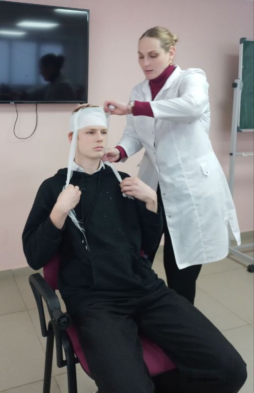 Преподаватели Ялтинского медколледжа провели мастер-класс по оказанию первой помощи для школьников Преподаватели Ялтинского медколледжа провели мастер-класс по оказанию первой помощи для школьников