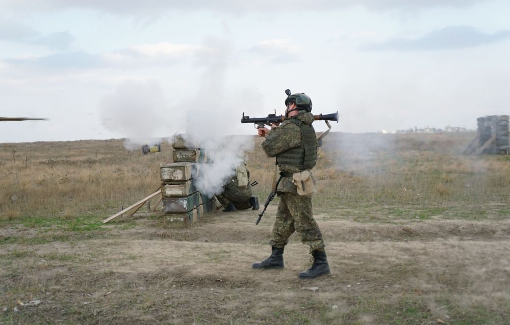 На полигоне учебного центра Южного военного округа (ЮВО) военнослужащие штурмовых подразделений, которые заключили свой первый контракт с Министерством обороны Российской Федерации, приступили к освоению базовых навыков... На полигоне учебного центра Южного военного округа (ЮВО) военнослужащие штурмовых подразделений, которые заключили свой первый контракт с Министерством обороны Российской Федерации, приступили к освоению базовых навыков...