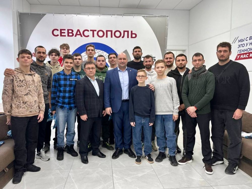 Владимир Немцев: В Штабе общественной поддержки передали спортивную форму команде ФКГ Севастополя (футбольный клуб глухих) Владимир Немцев: В Штабе общественной поддержки передали спортивную форму команде ФКГ Севастополя (футбольный клуб глухих)