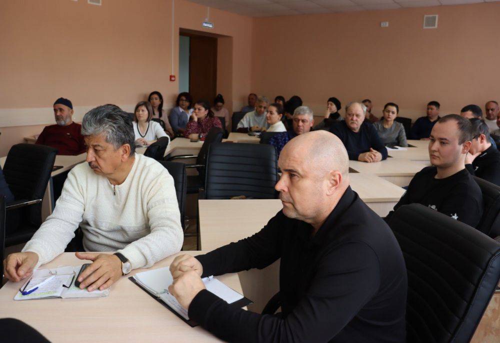 Заместитель председателя Государственного Совета Республики Крым Айдер Типпа и председатель Государственного комитета по делам межнациональных отношений Руслан Якубов провели встречу с депутатаским корпусом и общественниками... Заместитель председателя Государственного Совета Республики Крым Айдер Типпа и председатель Государственного комитета по делам межнациональных отношений Руслан Якубов провели встречу с депутатаским корпусом и общественниками...