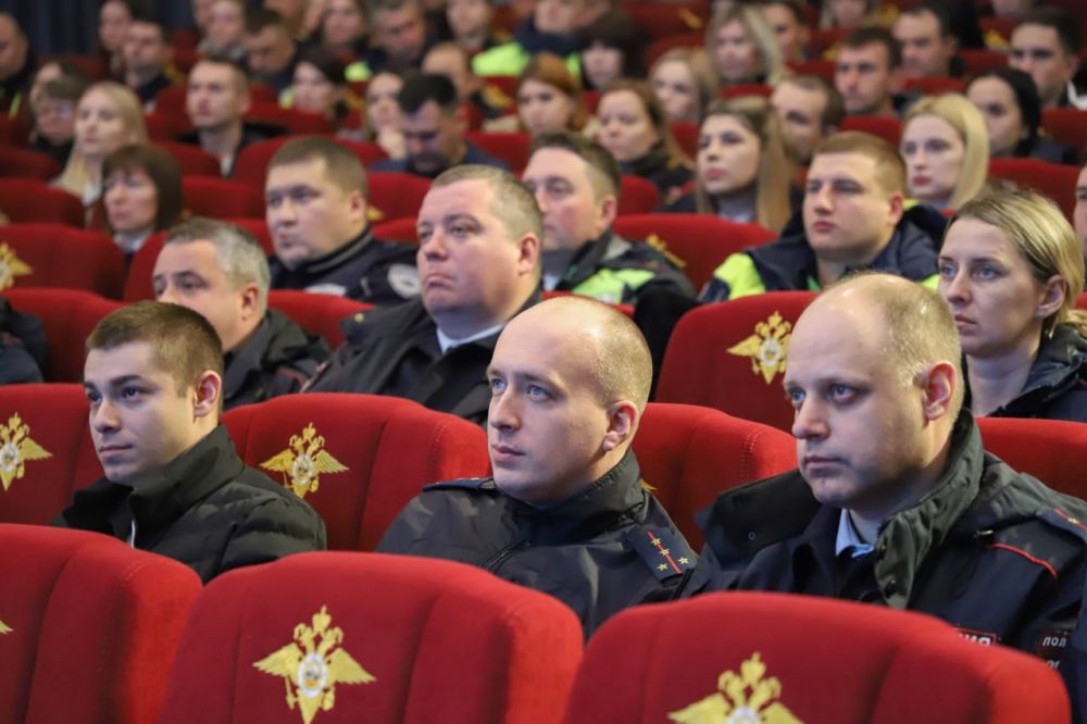 В концертном зале УМВД России по г. Севастополю прошло культурно-патриотическое занятие для полицейских и кадет ОВД В концертном зале УМВД России по г. Севастополю прошло культурно-патриотическое занятие для полицейских и кадет ОВД