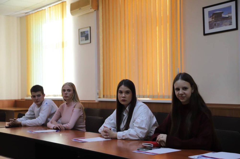 Анжелика Ястребова: Заместитель главы администрации Гуляева Олеся совместно со специалистом отдела молодежи, физкультуры и спорта Ириной Киселевой провела рабочую встречу с активом молодежного совета Анжелика Ястребова: Заместитель главы администрации Гуляева Олеся совместно со специалистом отдела молодежи, физкультуры и спорта Ириной Киселевой провела рабочую встречу с активом молодежного совета