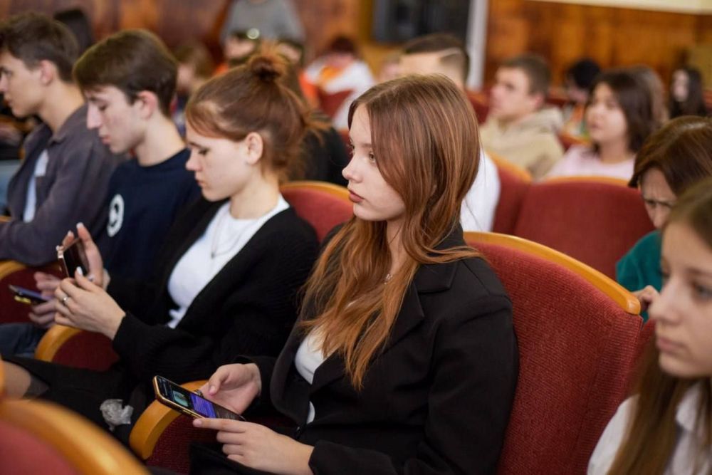 Говорим с Героем. 13 февраля, в рамках цикла муниципальных встреч «Говорим с Героем», посвященных Дню защитника Отечества, в зале Администрации Черноморского района, состоялась встреча активистов Ученического самоуправления... Говорим с Героем. 13 февраля, в рамках цикла муниципальных встреч «Говорим с Героем», посвященных Дню защитника Отечества, в зале Администрации Черноморского района, состоялась встреча активистов Ученического самоуправления...