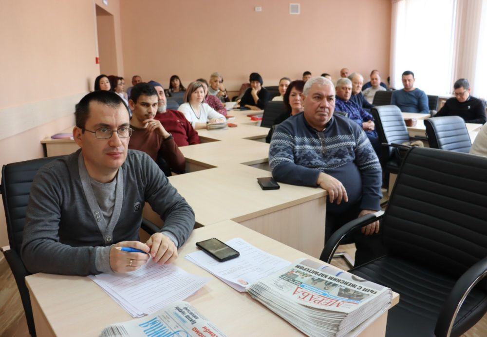 Заместитель председателя Государственного Совета Республики Крым Айдер Типпа и председатель Государственного комитета по делам межнациональных отношений Руслан Якубов провели встречу с депутатаским корпусом и общественниками... Заместитель председателя Государственного Совета Республики Крым Айдер Типпа и председатель Государственного комитета по делам межнациональных отношений Руслан Якубов провели встречу с депутатаским корпусом и общественниками...