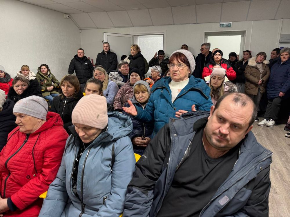 Александр Дудинов: Вместе с главой муниципального образования Черноморский район Алексеем Шипицыным, главой Краснополянского сельского поселения Сергеем Мотиенко провели встречу с жителями села Внуково Александр Дудинов: Вместе с главой муниципального образования Черноморский район Алексеем Шипицыным, главой Краснополянского сельского поселения Сергеем Мотиенко провели встречу с жителями села Внуково