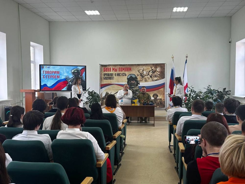 Говорим с Героем. В рамках цикла муниципальных встреч «Говорим с Героем», посвященных Дню защитника Отечества, 13 февраля на базе Школы №19 им. С.Н. Котова города Феодосии прошла встреча активистов Ученического... Говорим с Героем. В рамках цикла муниципальных встреч «Говорим с Героем», посвященных Дню защитника Отечества, 13 февраля на базе Школы №19 им. С.Н. Котова города Феодосии прошла встреча активистов Ученического...