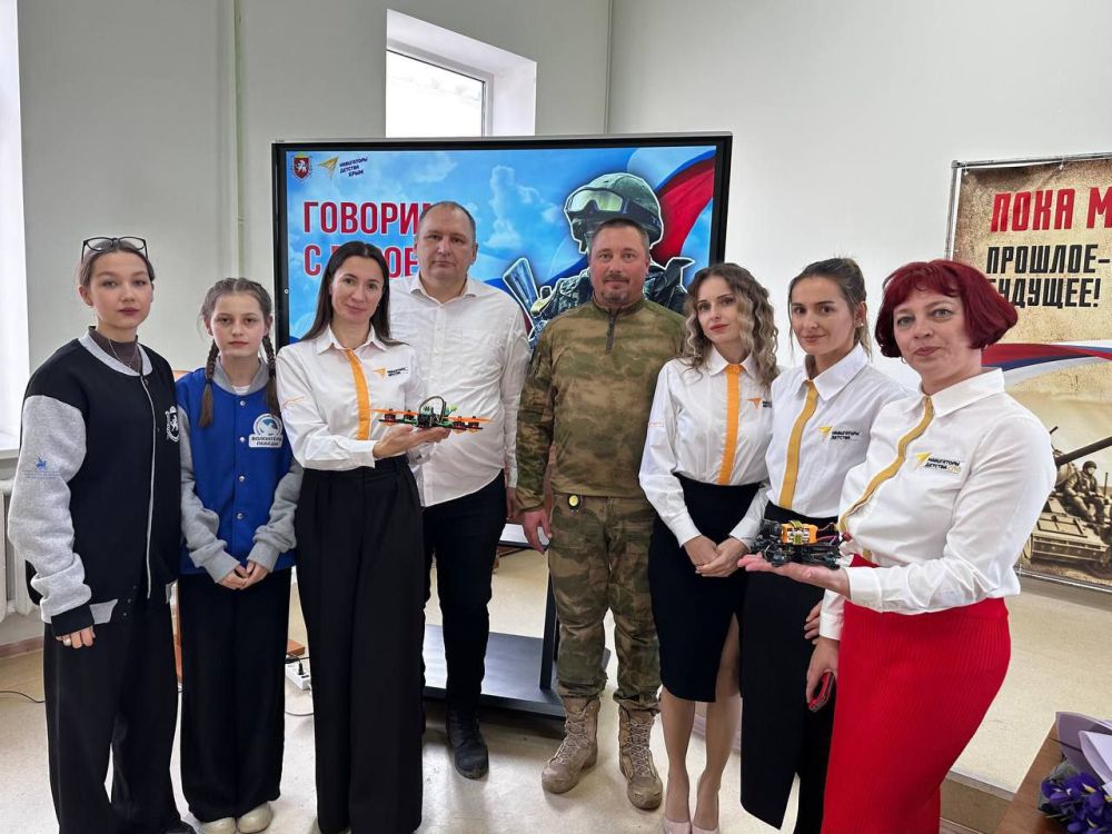 Говорим с Героем. В рамках цикла муниципальных встреч «Говорим с Героем», посвященных Дню защитника Отечества, 13 февраля на базе Школы №19 им. С.Н. Котова города Феодосии прошла встреча активистов Ученического... Говорим с Героем. В рамках цикла муниципальных встреч «Говорим с Героем», посвященных Дню защитника Отечества, 13 февраля на базе Школы №19 им. С.Н. Котова города Феодосии прошла встреча активистов Ученического...