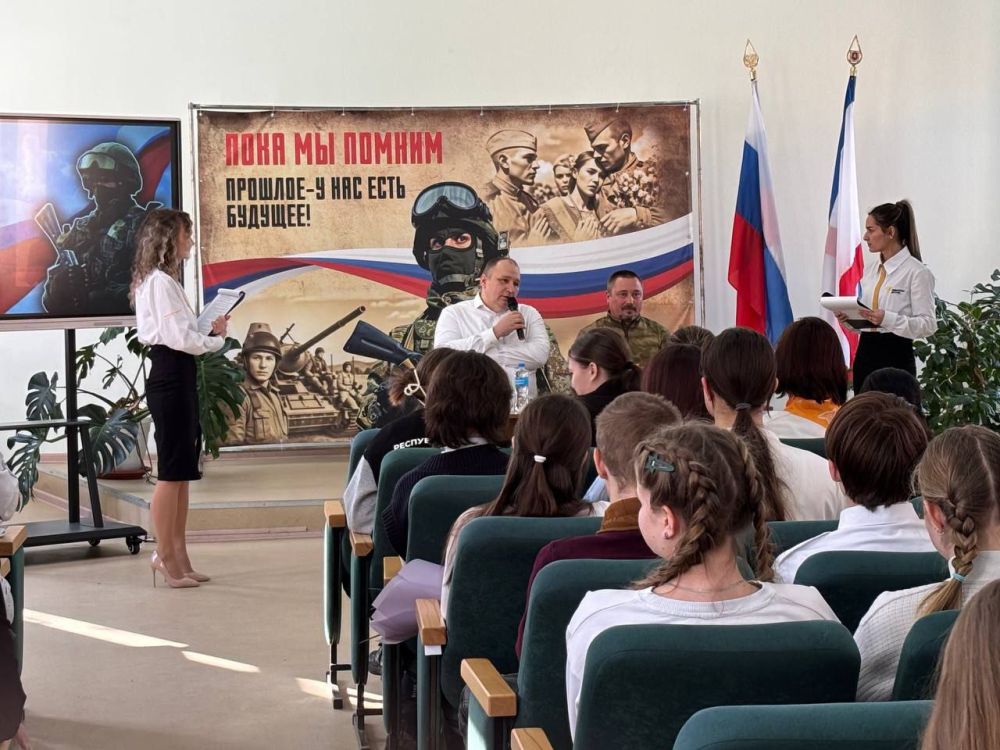 Говорим с Героем. В рамках цикла муниципальных встреч «Говорим с Героем», посвященных Дню защитника Отечества, 13 февраля на базе Школы №19 им. С.Н. Котова города Феодосии прошла встреча активистов Ученического... Говорим с Героем. В рамках цикла муниципальных встреч «Говорим с Героем», посвященных Дню защитника Отечества, 13 февраля на базе Школы №19 им. С.Н. Котова города Феодосии прошла встреча активистов Ученического...