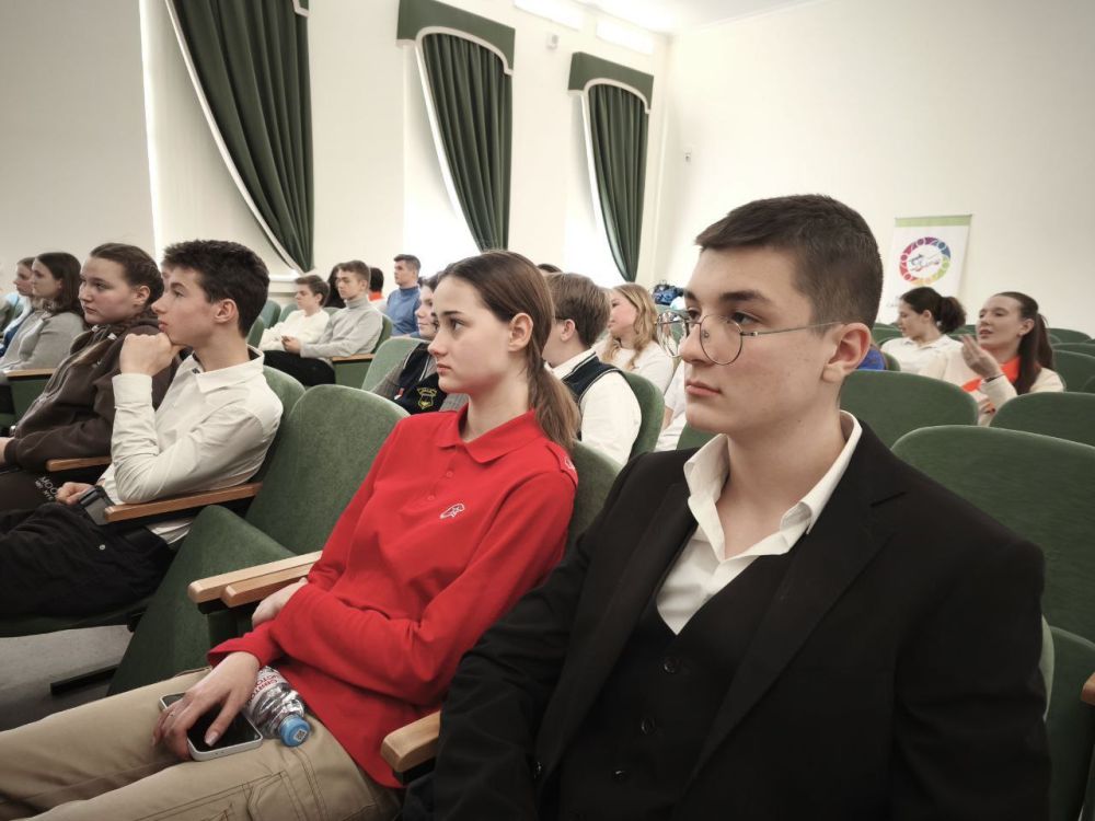 Говорим с Героем. В рамках цикла муниципальных встреч «Говорим с Героем», посвященных Дню защитника Отечества, в Ялтинской средней школе №10 состоялась встреча активистов Ученического самоуправления, активистов Движения... Говорим с Героем. В рамках цикла муниципальных встреч «Говорим с Героем», посвященных Дню защитника Отечества, в Ялтинской средней школе №10 состоялась встреча активистов Ученического самоуправления, активистов Движения...