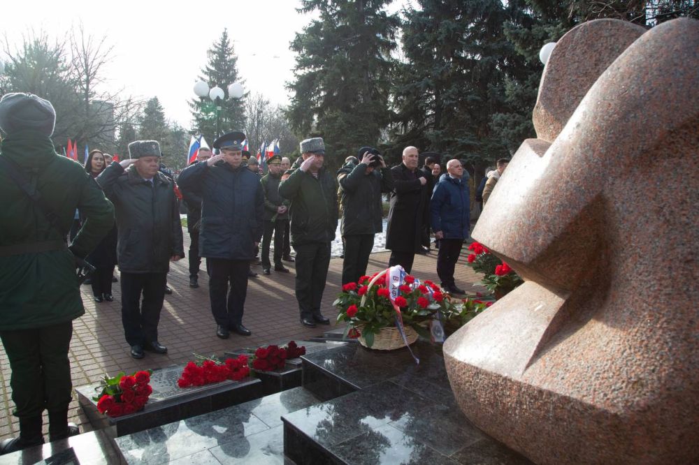 В День памяти о россиянах, исполнявших служебный долг за пределами Отечества, в Сквере воинов-интернационалистов крымской столицы прошло памятное мероприятие, посвященное 36-й годовщине завершения вывода советских войск из... В День памяти о россиянах, исполнявших служебный долг за пределами Отечества, в Сквере воинов-интернационалистов крымской столицы прошло памятное мероприятие, посвященное 36-й годовщине завершения вывода советских войск из...