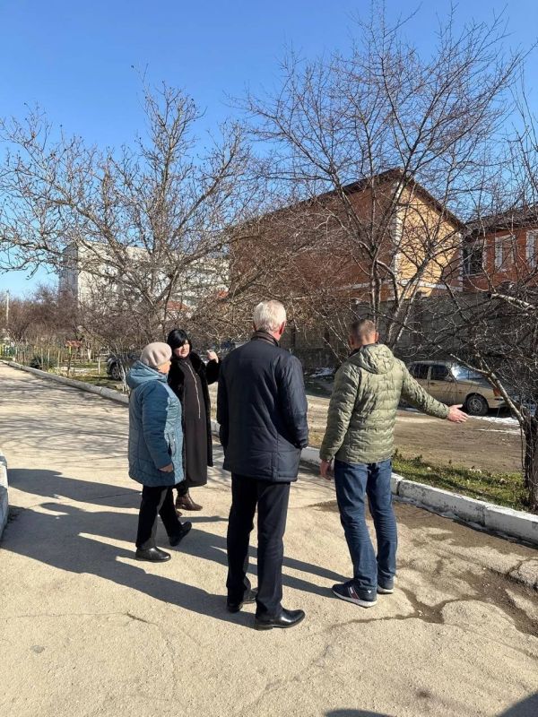 Анжелика Ястребова: Совместно с депутатом Государственного Совета Республики Крым Василием Рогатиным и Главой Скалистовского поселения Русланом Фурсенко провели обход дворовых территорий МКД в с. Скалистое , пообщались с... Анжелика Ястребова: Совместно с депутатом Государственного Совета Республики Крым Василием Рогатиным и Главой Скалистовского поселения Русланом Фурсенко провели обход дворовых территорий МКД в с. Скалистое , пообщались с...