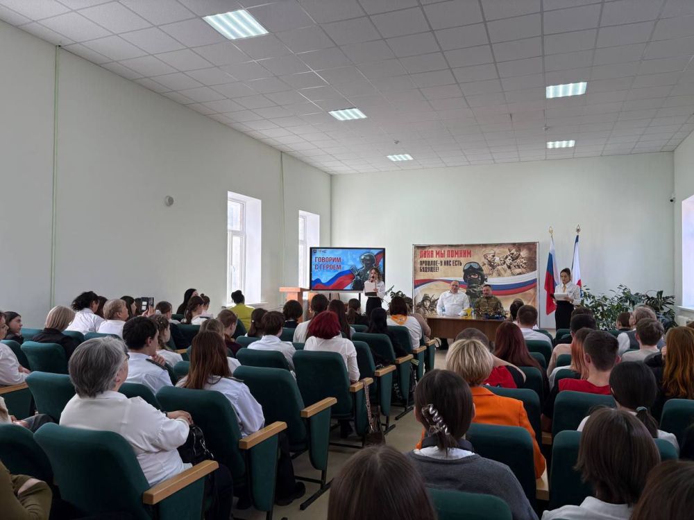 Говорим с Героем. В рамках цикла муниципальных встреч «Говорим с Героем», посвященных Дню защитника Отечества, 13 февраля на базе Школы №19 им. С.Н. Котова города Феодосии прошла встреча активистов Ученического... Говорим с Героем. В рамках цикла муниципальных встреч «Говорим с Героем», посвященных Дню защитника Отечества, 13 февраля на базе Школы №19 им. С.Н. Котова города Феодосии прошла встреча активистов Ученического...