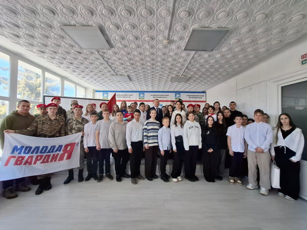 Говорим с Героем. В рамках цикла муниципальных встреч «Говорим с Героем», посвященных Дню защитника Отечества, в Раздольненском районном Доме культуры состоялась встреча активистов Ученического самоуправления и Движения...