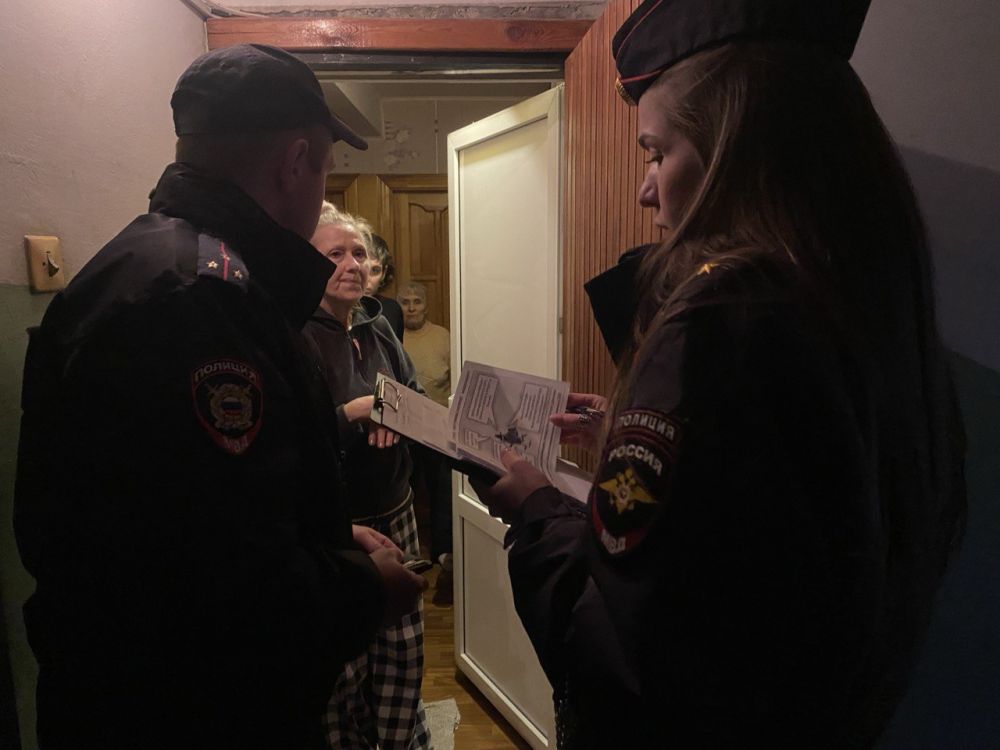 Сотрудники полиции напомнили жителям Ялты об опасности мошеннических действий Сотрудники полиции напомнили жителям Ялты об опасности мошеннических действий