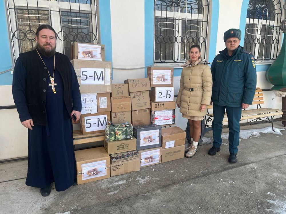 Подарки для СВОих. В преддверии празднования Дня защитника Отечества учащиеся, родители и педагоги Симферопольской академической гимназии передали подарки и письма с пожеланиями бойцам на передовую Подарки для СВОих. В преддверии празднования Дня защитника Отечества учащиеся, родители и педагоги Симферопольской академической гимназии передали подарки и письма с пожеланиями бойцам на передовую