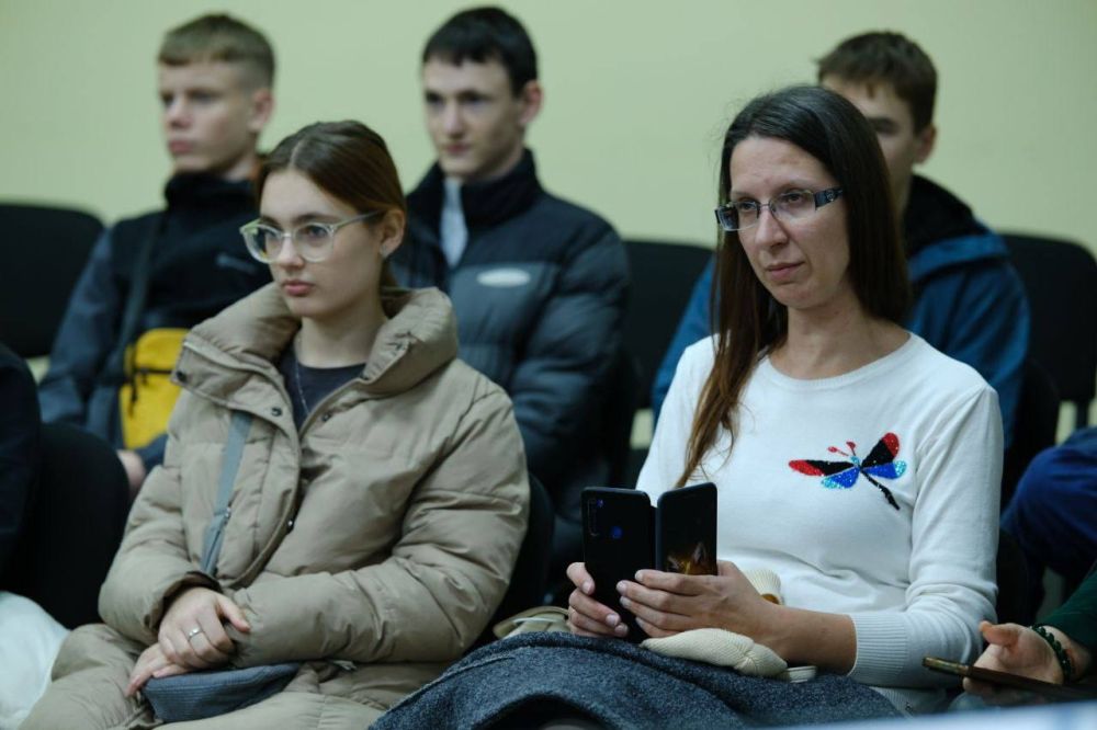 В Севастополе прошел «Разговор с Героем» В Севастополе прошел «Разговор с Героем»
