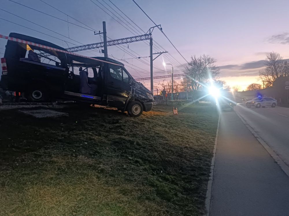 В Крыму микроавтобус застрял на ж/д путях В Крыму микроавтобус застрял на ж/д путях