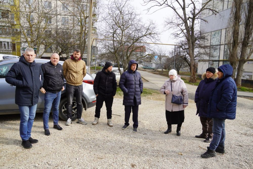 По обращению жителей ул. Клары Цеткин, 21 и переулка Майского, 5 глава администрации Керчи Олег КАТОРГИН провел выездное совещание с представителями подрядных организаций, производивших в этом микрорайоне асфальтирование... По обращению жителей ул. Клары Цеткин, 21 и переулка Майского, 5 глава администрации Керчи Олег КАТОРГИН провел выездное совещание с представителями подрядных организаций, производивших в этом микрорайоне асфальтирование...