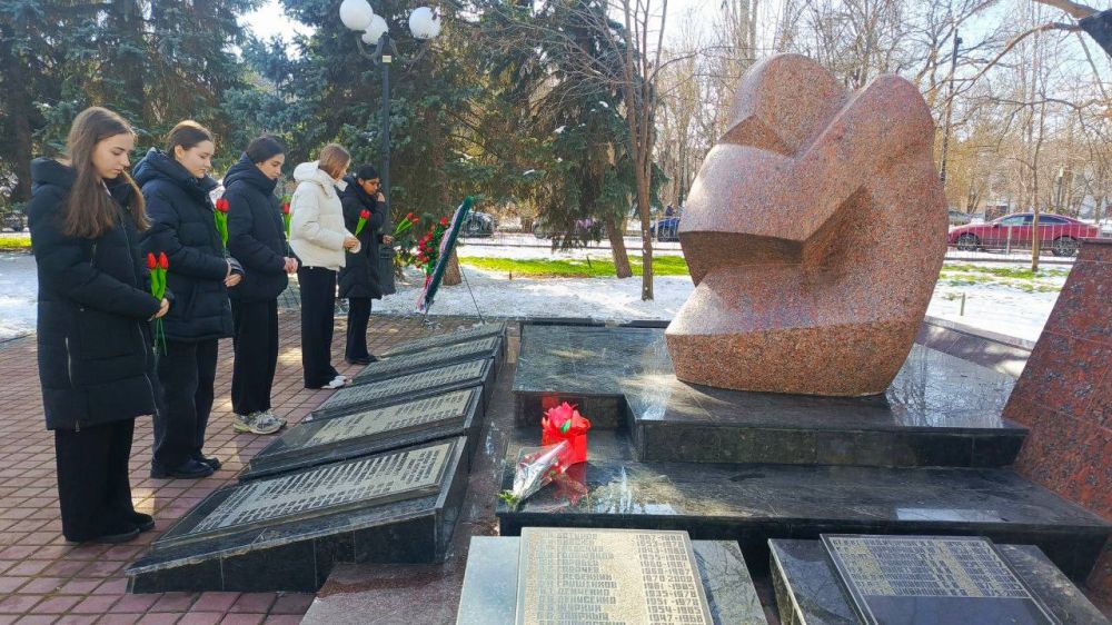 Всероссийская акция «Красный тюльпан», приуроченная ко Дню памяти о россиянах, исполняющих свой служебный долг за пределами Отечества, прошла в крымской столице Всероссийская акция «Красный тюльпан», приуроченная ко Дню памяти о россиянах, исполняющих свой служебный долг за пределами Отечества, прошла в крымской столице