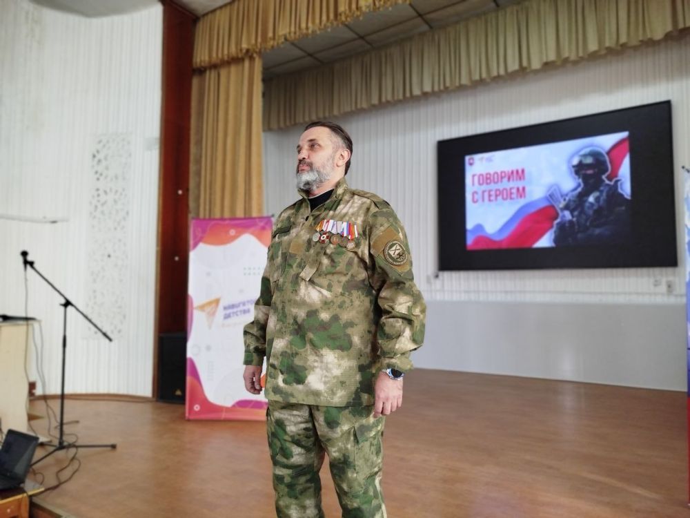 Говорим с Героем. В рамках цикла муниципальных встреч «Говорим с Героем», посвященных Дню защитника Отечества, на базе Симферопольского колледжа сферы обслуживания и дизайна состоялась встреча активистов Ученического и... Говорим с Героем. В рамках цикла муниципальных встреч «Говорим с Героем», посвященных Дню защитника Отечества, на базе Симферопольского колледжа сферы обслуживания и дизайна состоялась встреча активистов Ученического и...