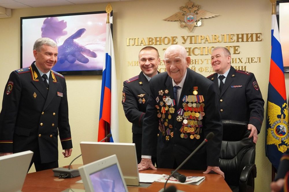 В Главном управлении на транспорте МВД России чествовали ветерана Великой Отечественной войны, ветерана транспортной милиции, журналиста, писателя Фёдора Фёдоровича Барилова, отметившего 100-летний юбилей В Главном управлении на транспорте МВД России чествовали ветерана Великой Отечественной войны, ветерана транспортной милиции, журналиста, писателя Фёдора Фёдоровича Барилова, отметившего 100-летний юбилей