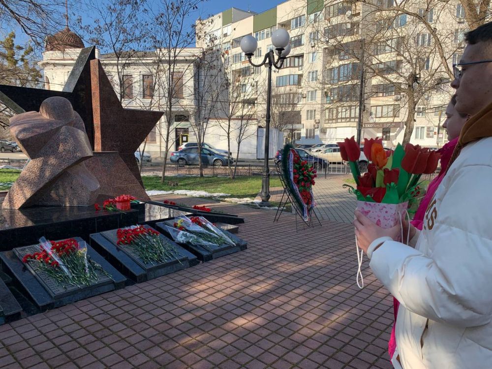 Всероссийская акция «Красный тюльпан», приуроченная ко Дню памяти о россиянах, исполняющих свой служебный долг за пределами Отечества, прошла в крымской столице Всероссийская акция «Красный тюльпан», приуроченная ко Дню памяти о россиянах, исполняющих свой служебный долг за пределами Отечества, прошла в крымской столице