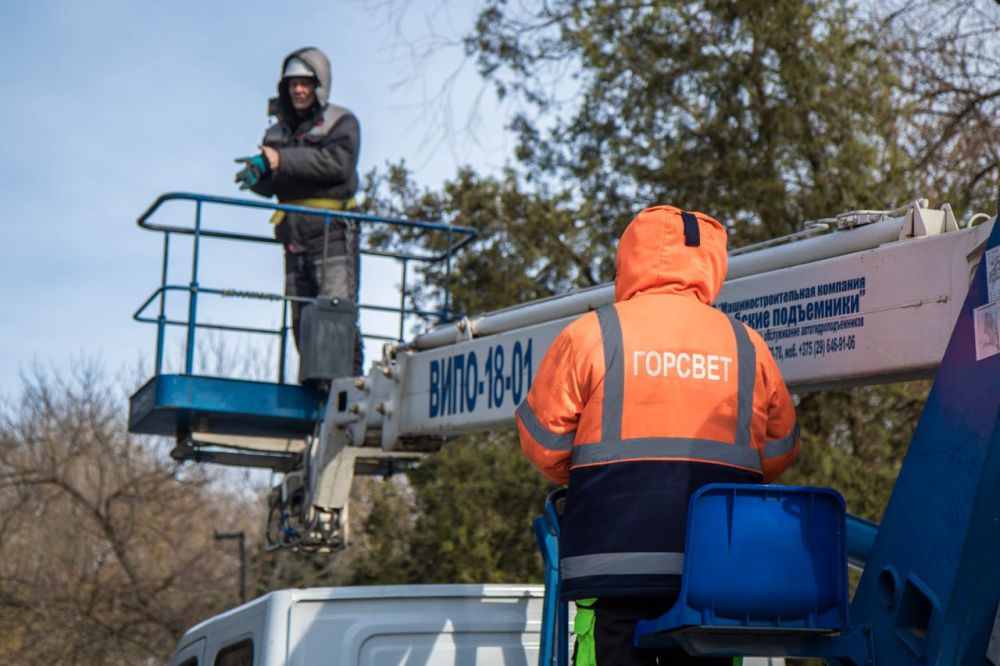 Специалисты МБУ «Горсвет» осуществляют восстановление сетей наружного освещения и замену неисправных ламп в парках и общественных пространствах крымской столицы Специалисты МБУ «Горсвет» осуществляют восстановление сетей наружного освещения и замену неисправных ламп в парках и общественных пространствах крымской столицы