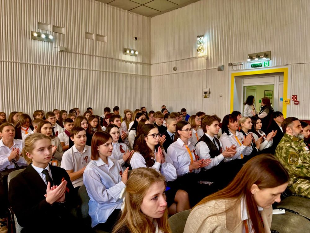 Говорим с Героем. В рамках цикла муниципальных встреч «Говорим с Героем», посвященных Дню защитника Отечества, на базе Симферопольского колледжа сферы обслуживания и дизайна состоялась встреча активистов Ученического и... Говорим с Героем. В рамках цикла муниципальных встреч «Говорим с Героем», посвященных Дню защитника Отечества, на базе Симферопольского колледжа сферы обслуживания и дизайна состоялась встреча активистов Ученического и...