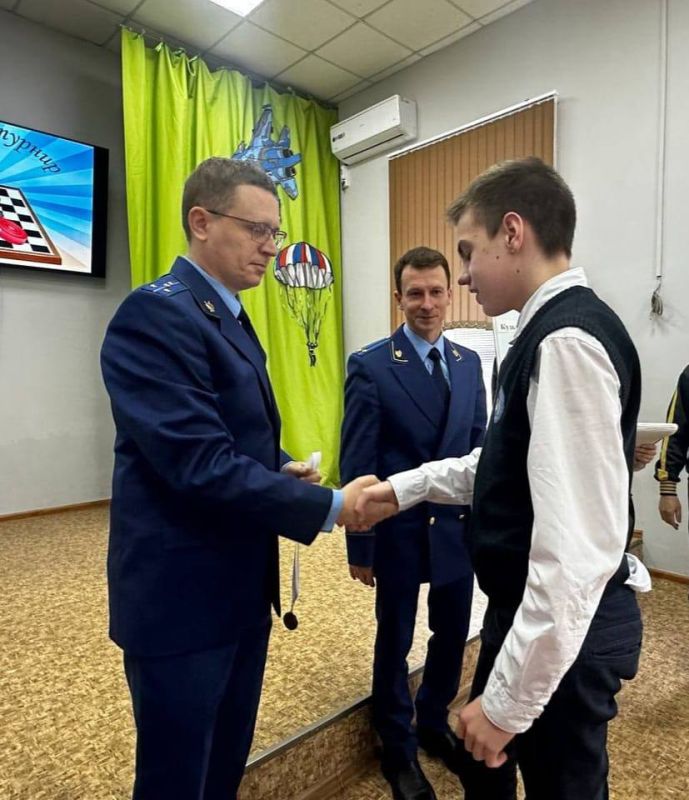 Работники прокуратуры Республики Крым приняли участие в турнире по шашкам, приуроченному ко Дню защитника Отечества, который состоялся в подшефной специальной коррекционной общеобразовательной школе «Злагода» Работники прокуратуры Республики Крым приняли участие в турнире по шашкам, приуроченному ко Дню защитника Отечества, который состоялся в подшефной специальной коррекционной общеобразовательной школе «Злагода»