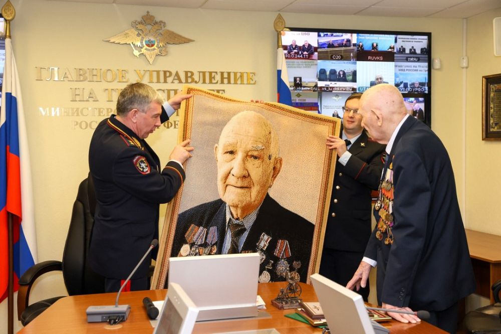 В Главном управлении на транспорте МВД России чествовали ветерана Великой Отечественной войны, ветерана транспортной милиции, журналиста, писателя Фёдора Фёдоровича Барилова, отметившего 100-летний юбилей В Главном управлении на транспорте МВД России чествовали ветерана Великой Отечественной войны, ветерана транспортной милиции, журналиста, писателя Фёдора Фёдоровича Барилова, отметившего 100-летний юбилей