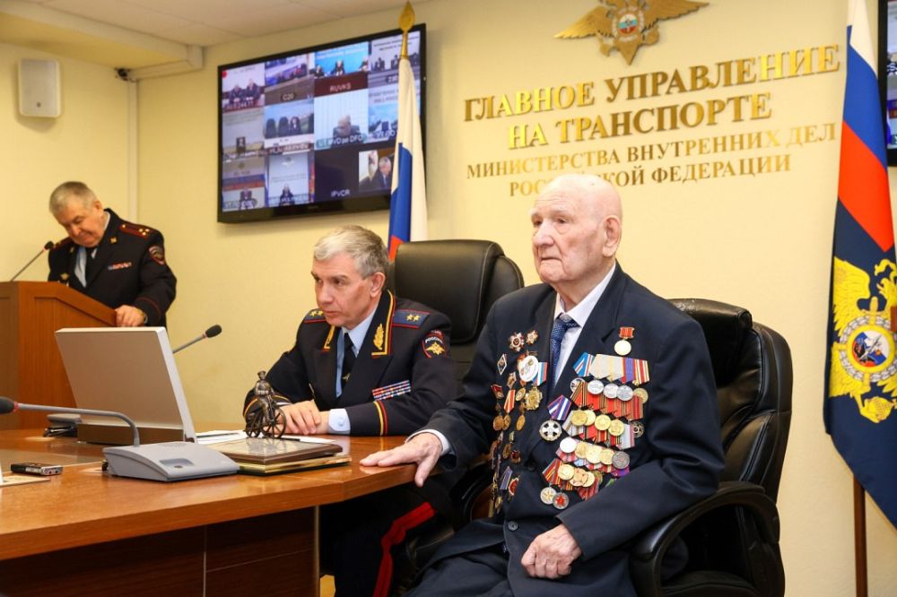 В Главном управлении на транспорте МВД России чествовали ветерана Великой Отечественной войны, ветерана транспортной милиции, журналиста, писателя Фёдора Фёдоровича Барилова, отметившего 100-летний юбилей В Главном управлении на транспорте МВД России чествовали ветерана Великой Отечественной войны, ветерана транспортной милиции, журналиста, писателя Фёдора Фёдоровича Барилова, отметившего 100-летний юбилей