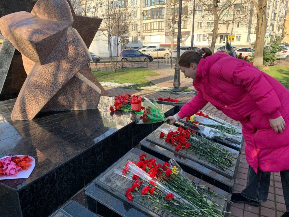 Всероссийская акция «Красный тюльпан», приуроченная ко Дню памяти о россиянах, исполняющих свой служебный долг за пределами Отечества, прошла в крымской столице Всероссийская акция «Красный тюльпан», приуроченная ко Дню памяти о россиянах, исполняющих свой служебный долг за пределами Отечества, прошла в крымской столице