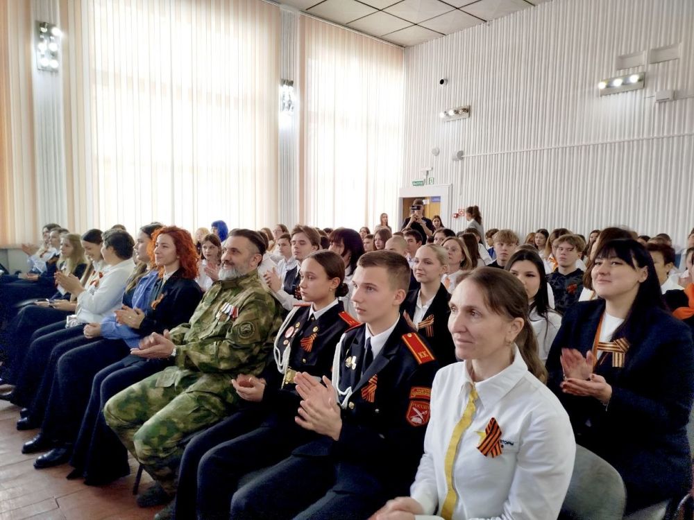 Говорим с Героем. В рамках цикла муниципальных встреч «Говорим с Героем», посвященных Дню защитника Отечества, на базе Симферопольского колледжа сферы обслуживания и дизайна состоялась встреча активистов Ученического и... Говорим с Героем. В рамках цикла муниципальных встреч «Говорим с Героем», посвященных Дню защитника Отечества, на базе Симферопольского колледжа сферы обслуживания и дизайна состоялась встреча активистов Ученического и...