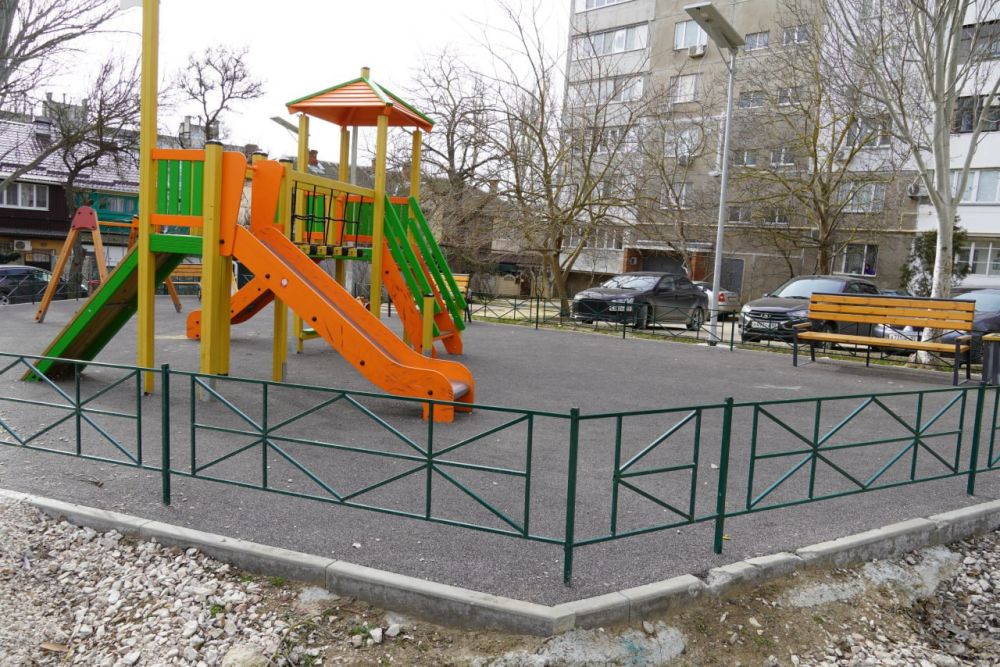По обращению жителей ул. Клары Цеткин, 21 и переулка Майского, 5 глава администрации Керчи Олег КАТОРГИН провел выездное совещание с представителями подрядных организаций, производивших в этом микрорайоне асфальтирование... По обращению жителей ул. Клары Цеткин, 21 и переулка Майского, 5 глава администрации Керчи Олег КАТОРГИН провел выездное совещание с представителями подрядных организаций, производивших в этом микрорайоне асфальтирование...