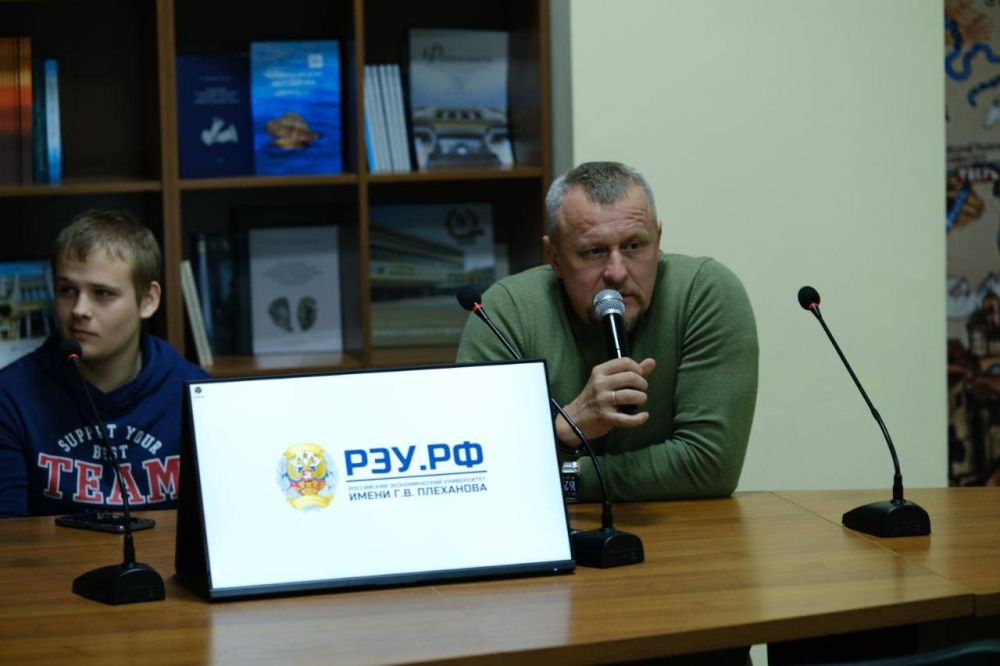 В Севастополе прошел «Разговор с Героем» В Севастополе прошел «Разговор с Героем»
